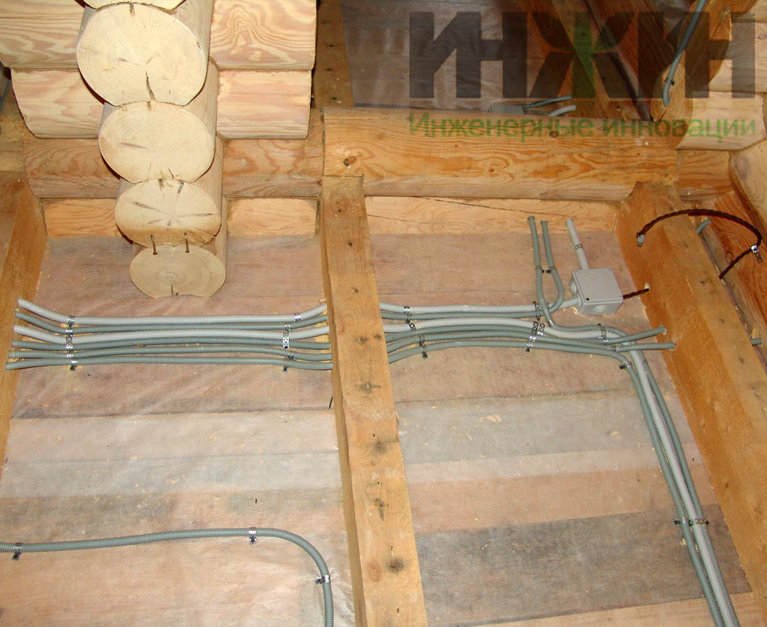 Монтаж электрики в деревянном доме - распаечная коробка и электрокабели в полу