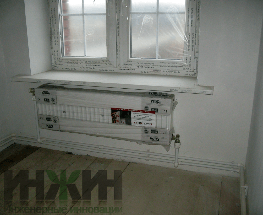Монтаж радиатора отопления Kermi с подводкой труб из полипропилена открыто по стенам
