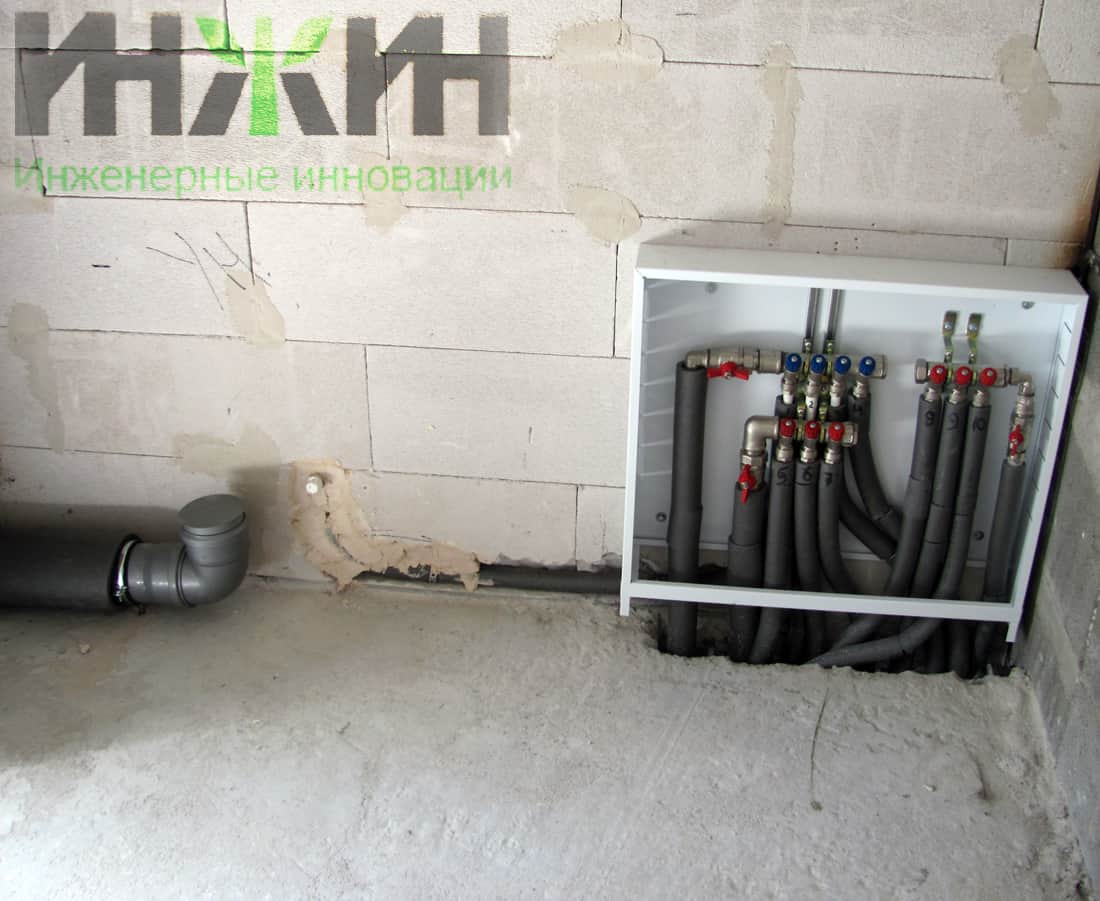 Монтаж коллектора водопровода и вывода канализации в санузле частного дома в КП "7 Кварталов"