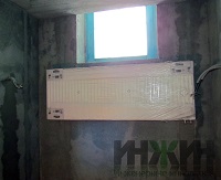 Монтаж радиатора Kermi под окном на лестнице