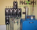 Напольный котел Buderus с коллектором Meibes в котельной дома (КП