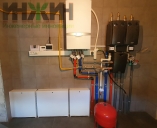 Индивидуальная котельная с настенным газовым котлом Vaillant Настенный котел Vaillant с коллекторами отопления в котельной