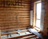 Вертикальные радиаторы Zehnder у балконной двери