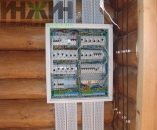 Электрощит в доме из бревна