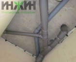 Монтаж трубопроводов канализации под потолком помещения